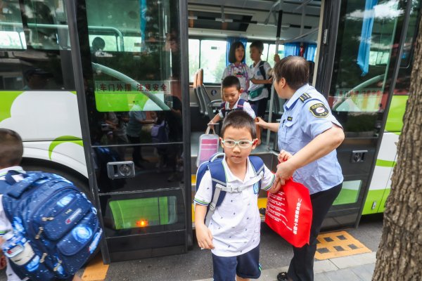 德恒财富 北京通学公交新增16条专线达294条，首次有线路驶进校园